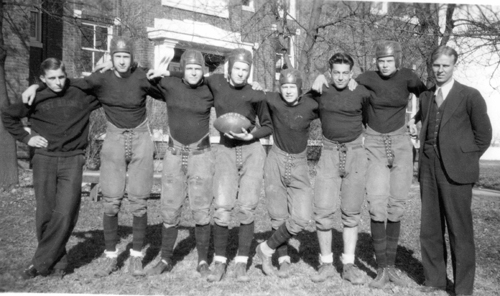1934seniorfootballplayers.jpg