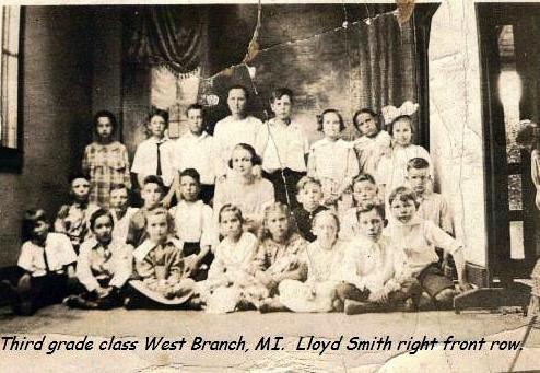 3rdgradeclasslloydsmithfrontright1926.jpg